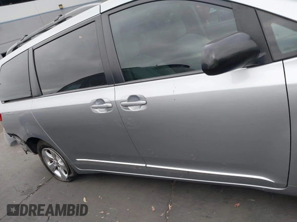 2017 Toyota Sienna LE Auto Access Seat z VIN 5TDKZ3DC9HS841120, wystawiony jako IAAI lot #42755500 z przebiegiem 65 952 mil mil oraz . Historia ofert i sprzedaży dostępna na DreamBid. Obrazek 14.