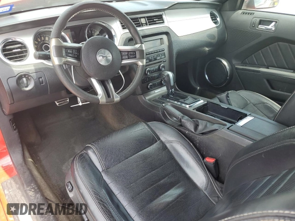 2014 Ford Mustang V6 z VIN 1ZVBP8EMXE5215570, wystawiony jako Copart lot #56971865 z przebiegiem 134 293 mil mil oraz Czysty tytuł • Clean title. Historia ofert i sprzedaży dostępna na DreamBid. Obrazek 8.