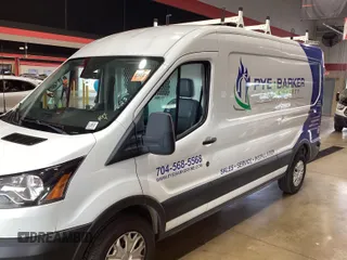 2019 Ford Transit z VIN 1FTYR2CM1KKA32062, wystawiony jako IAAI lot #42596475 z przebiegiem 151 369 mil mil oraz . Historia ofert i sprzedaży dostępna na DreamBid. Obrazek 22.