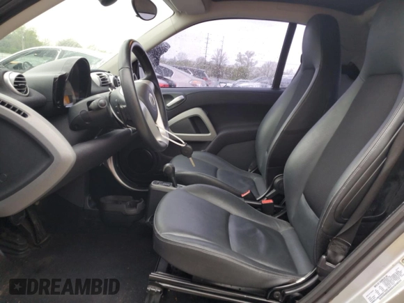 2013 Smart fortwo Pure z VIN WMEEJ3BA0DK671030, wystawiony jako Copart lot #53307075 z przebiegiem 57 779 mil mil oraz Szkody całkowita. Historia ofert i sprzedaży dostępna na DreamBid. Obrazek 7.