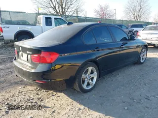2013 BMW 3 Series 320i xDrive z VIN WBA3C3C54DF982886, wystawiony jako IAAI lot #41907850 z przebiegiem 104 020 mil mil oraz . Historia ofert i sprzedaży dostępna na DreamBid. Obrazek 4.