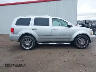 2008 Chrysler Aspen Limited z VIN 1A8HX58N88F136163, wystawiony jako IAAI lot #41544496 z przebiegiem 158 878 mil mil oraz . Historia ofert i sprzedaży dostępna na DreamBid. Obrazek 13.