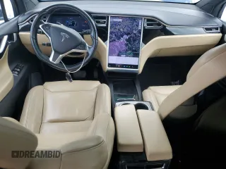 2016 Tesla Model X 70D z VIN 5YJXCBE27GF007972, wystawiony jako Copart lot #53945325 z przebiegiem 83 395 mil mil oraz Szkody całkowita. Historia ofert i sprzedaży dostępna na DreamBid. Obrazek 8.