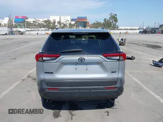 2020 Toyota RAV4 XLE with VIN 2T3W1RFV4LW097198, listed as a IAAI auction lot 42771030 with 33,354 mi miles and . Bid and sale history available at DreamBid. Image 17.