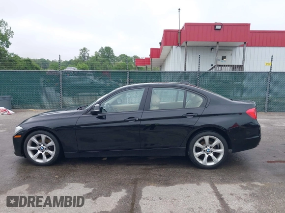 2015 BMW 3 Series 328i xDrive z VIN WBA3B5G55FNS18143, wystawiony jako IAAI lot #42185489 z przebiegiem 109 663 mil mil oraz . Historia ofert i sprzedaży dostępna na DreamBid. Obrazek 14.