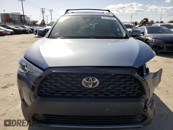 2023 Toyota Corolla Cross LE z VIN 7MUBAABG8PV045934, wystawiony jako Copart lot #52174075 z przebiegiem 11 378 mil mil oraz Szkody całkowita. Historia ofert i sprzedaży dostępna na DreamBid. Obrazek 5.