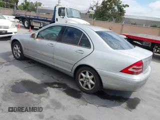 2003 Mercedes-Benz C 320 z VIN WDBRF64J73F357672, wystawiony jako IAAI lot #42470990 z przebiegiem 181 854 mil mil oraz . Historia ofert i sprzedaży dostępna na DreamBid. Obrazek 3.