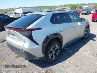 2024 Toyota bZ4X XLE z VIN JTMABACA3RA087070, wystawiony jako IAAI lot #42135035 z przebiegiem 17 498 mil mil oraz . Historia ofert i sprzedaży dostępna na DreamBid. Obrazek 4.