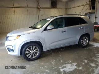 2012 Kia Sorento SX z VIN 5XYKW4A25CG201941, wystawiony jako Copart lot #56629705 z przebiegiem 247 222 mil mil oraz Czysty tytuł • Clean title. Historia ofert i sprzedaży dostępna na DreamBid. Obrazek 1.
