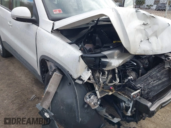 2015 Volkswagen Tiguan SE z VIN WVGBV7AX8FW582171, wystawiony jako IAAI lot #41442290 z przebiegiem 127 642 mil mil oraz . Historia ofert i sprzedaży dostępna na DreamBid. Obrazek 6.