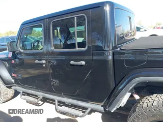 2020 Jeep Gladiator Rubicon z VIN 1C6JJTBG0LL117908, wystawiony jako IAAI lot #41621920 z przebiegiem 61 233 mil mil oraz . Historia ofert i sprzedaży dostępna na DreamBid. Obrazek 14.