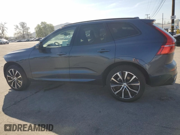 2023 Volvo XC60 Plus Dark Theme z VIN YV4L12RW5P1368043, wystawiony jako Copart lot #49737455 z przebiegiem 11 627 mil mil oraz Szkoda całkowita • Salvage title. Historia ofert i sprzedaży dostępna na DreamBid. Obrazek 2.