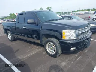 2010 Chevrolet Silverado 1500 LT with VIN 1GCSKSE38AZ162652, listed as a IAAI auction lot 42117886 with 228,980 mi miles. Bid and sale history available at carsss.com. Image 1.