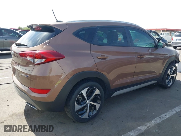 2017 Hyundai Tucson Value z VIN KM8J33A21HU495872, wystawiony jako IAAI lot #42235210 z przebiegiem 158 185 mil mil oraz . Historia ofert i sprzedaży dostępna na DreamBid. Obrazek 4.
