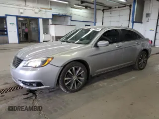 2014 Chrysler 200 Touring z VIN 1C3CCBBBXEN185333, wystawiony jako Copart lot #57068685 z przebiegiem 130 402 mil mil oraz Szkody całkowita. Historia ofert i sprzedaży dostępna na DreamBid. Obrazek 1.