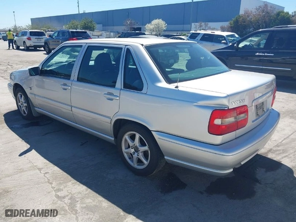 2000 Volvo S70 with VIN YV1LS61J8Y2651811, listed as a IAAI auction lot 41867862 with 174,509 mi miles. Bid and sale history available at carsss.com. Image 3.