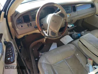 2001 Lincoln Town Car Cartier z VIN 1LNHM83WX1Y732737, wystawiony jako Copart lot #48216445 z przebiegiem 103 262 mil mil oraz Szkoda całkowita • Salvage title. Historia ofert i sprzedaży dostępna na DreamBid. Obrazek 8.
