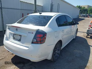 2012 Nissan Sentra SE-R z VIN 3N1BB6AP2CL670385, wystawiony jako IAAI lot #42431771 z przebiegiem 186 513 mil mil oraz . Historia ofert i sprzedaży dostępna na DreamBid. Obrazek 4.