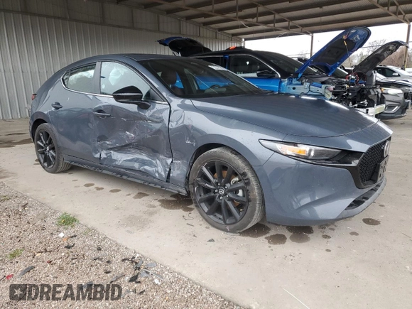 2024 Mazda 3 S Carbon Edition z VIN JM1BPBLM2R1709549, wystawiony jako Copart lot #46490235 z przebiegiem 32 448 mil mil oraz Szkoda całkowita • Salvage title. Historia ofert i sprzedaży dostępna na DreamBid. Obrazek 4.