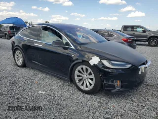 2017 Tesla Model X 90D z VIN 5YJXCBE2XHF060912, wystawiony jako Copart lot #55286205 z przebiegiem Nie podano mil oraz Szkoda całkowita • Salvage title. Historia ofert i sprzedaży dostępna na DreamBid. Obrazek 4.