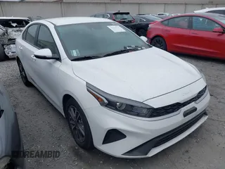 2024 Kia Forte LXS z VIN 3KPF24AD5RE766243, wystawiony jako IAAI lot #42163348 z przebiegiem 12 016 mil mil oraz . Historia ofert i sprzedaży dostępna na DreamBid. Obrazek 1.