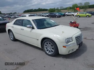 2006 Chrysler 300 C z VIN 2C3KA63H96H193686, wystawiony jako IAAI lot #42296273 z przebiegiem 102 937 mil mil oraz . Historia ofert i sprzedaży dostępna na DreamBid. Obrazek 1.