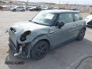 2022 MINI Hardtop Cooper SE z VIN WMW13DJ01N2P85767, wystawiony jako IAAI lot #41921346 z przebiegiem 17 446 mil mil oraz . Historia ofert i sprzedaży dostępna na DreamBid. Obrazek 20.