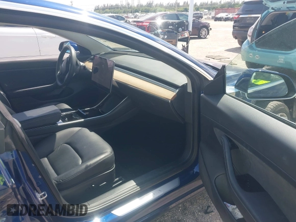 2020 Tesla Model 3 Standard Range Plus z VIN 5YJ3E1EA6LF785622, wystawiony jako IAAI lot #42080180 z przebiegiem 34 133 mil mil oraz . Historia ofert i sprzedaży dostępna na DreamBid. Obrazek 5.