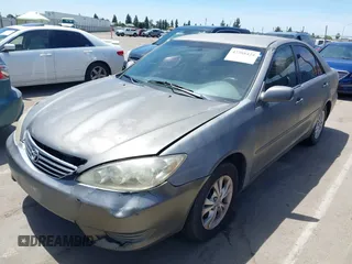 2005 Toyota Camry STD z VIN 4T1BE32K95U556765, wystawiony jako IAAI lot #42288424 z przebiegiem 232 413 mil mil oraz . Historia ofert i sprzedaży dostępna na DreamBid. Obrazek 2.