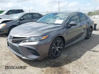 2020 Toyota Camry SE z VIN 4T1G11AK8LU335338, wystawiony jako IAAI lot #41908752 z przebiegiem 75 825 mil mil oraz . Historia ofert i sprzedaży dostępna na DreamBid. Obrazek 2.