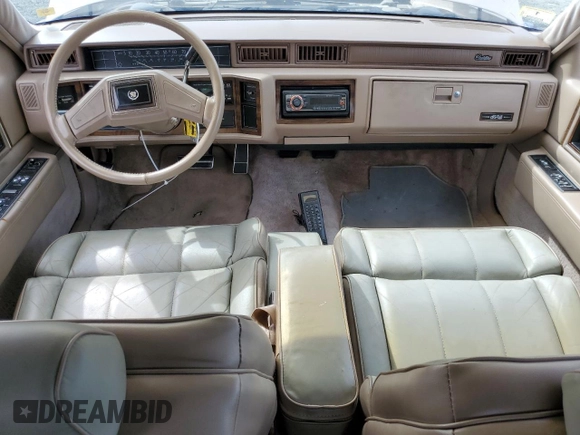 1988 Cadillac DeVille z VIN 1G6CD1153J4241498, wystawiony jako Copart lot #50236495 z przebiegiem 76 745 mil mil oraz Czysty tytuł • Clean title. Historia ofert i sprzedaży dostępna na DreamBid. Obrazek 8.