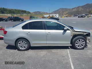 2011 Volkswagen Jetta SE with VIN 3VWDZ7AJXBM372921, listed as a IAAI auction lot 42226390 with 265,452 mi miles and . Bid and sale history available at DreamBid. Image 14.