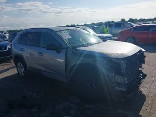 2021 Toyota RAV4 LE z VIN 2T3H1RFV6MW137050, wystawiony jako IAAI lot #42347839 z przebiegiem 225 972 mil mil oraz . Historia ofert i sprzedaży dostępna na DreamBid. Obrazek 1.
