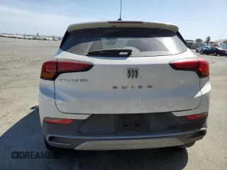 2024 Buick Encore GX Preferred z VIN KL4AMBS24RB079784, wystawiony jako Copart lot #61020865 z przebiegiem 13 290 mil mil oraz Czysty tytuł • Clean title. Historia ofert i sprzedaży dostępna na DreamBid. Obrazek 6.