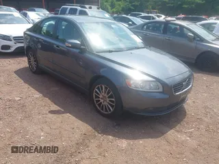 2010 Volvo S40 z VIN YV1382MS9A2491150, wystawiony jako IAAI lot #42291618 z przebiegiem 108 287 mil mil oraz . Historia ofert i sprzedaży dostępna na DreamBid. Obrazek 1.