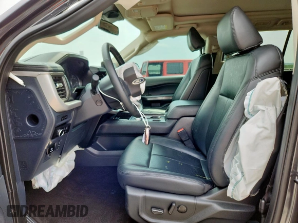 2022 Ford Expedition Max XLT z VIN 1FMJK1HT8NEA62920, wystawiony jako Copart lot #57080095 z przebiegiem 25 632 mil mil oraz Szkoda całkowita • Salvage title. Historia ofert i sprzedaży dostępna na DreamBid. Obrazek 6.