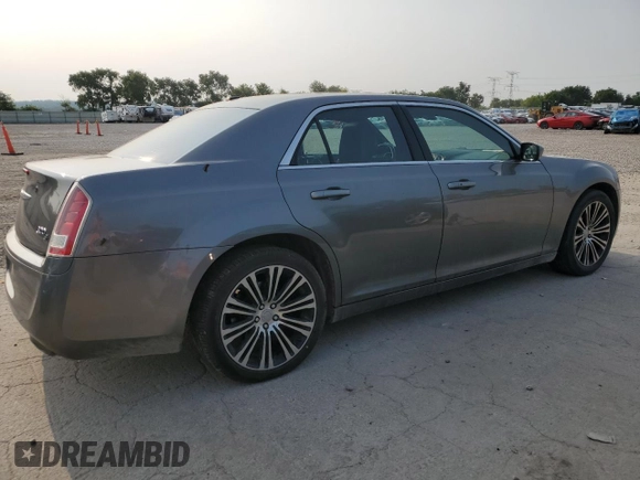 2012 Chrysler 300 S z VIN 2C3CCABGXCH140579, wystawiony jako Copart lot #60476205 z przebiegiem 288 209 mil mil oraz Czysty tytuł • Clean title. Historia ofert i sprzedaży dostępna na DreamBid. Obrazek 3.