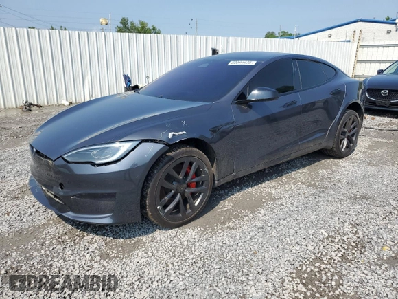 2023 Tesla Model S Plaid z VIN 5YJSA1E61PF518977, wystawiony jako Copart lot #60391625 z przebiegiem Nie podano mil oraz Szkoda całkowita • Salvage title. Historia ofert i sprzedaży dostępna na DreamBid. Obrazek 1.