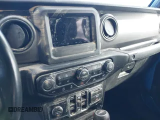2022 Jeep Gladiator Willys z VIN 1C6JJTAM4NL130350, wystawiony jako IAAI lot #41964484 z przebiegiem Nie podano mil oraz . Historia ofert i sprzedaży dostępna na DreamBid. Obrazek 13.