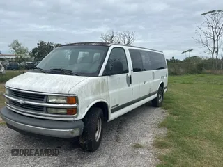 2002 Chevrolet Express with VIN 1GAHG39R921243538, listed as a Copart auction lot 82019624 with 512,936 mi miles and Clean Title. Bid and sale history available at carsss.com. Image 2.