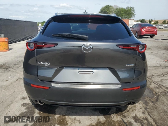 2023 Mazda CX-30 S Premium z VIN 3MVDMBDM9PM558451, wystawiony jako Copart lot #53997465 z przebiegiem 27 633 mil mil oraz Nie do naprawy • Non repairable. Historia ofert i sprzedaży dostępna na DreamBid. Obrazek 6.