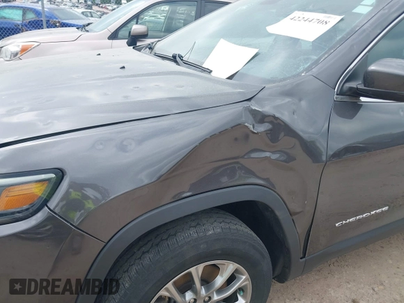 2020 Jeep Cherokee Latitude Plus z VIN 1C4PJMLB0LD536976, wystawiony jako IAAI lot #42244708 z przebiegiem 116 228 mil mil oraz . Historia ofert i sprzedaży dostępna na DreamBid. Obrazek 17.