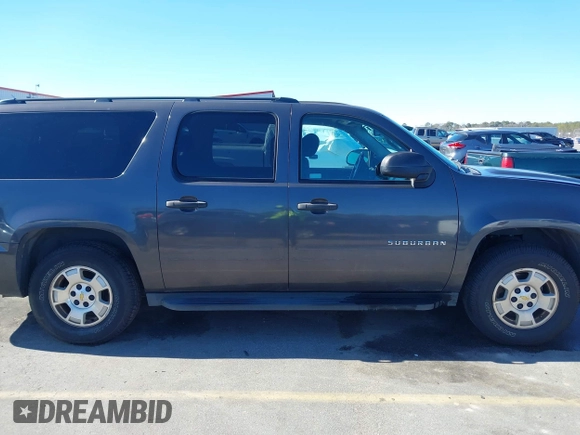 2010 Chevrolet Suburban LS with VIN 1GNUCHE07AR125498, listed as a IAAI auction lot 41427576 with 266,150 mi miles. Bid and sale history available at carsss.com. Image 13.