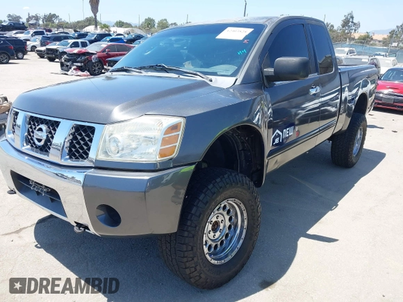 2006 Nissan Titan XE z VIN 1N6AA06B06N551578, wystawiony jako IAAI lot #42403828 z przebiegiem 143 420 mil mil oraz . Historia ofert i sprzedaży dostępna na DreamBid. Obrazek 21.
