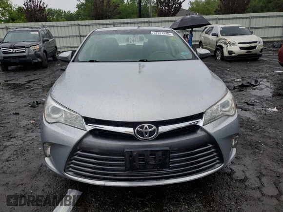 2015 Toyota Camry XLE z VIN 4T4BF1FK7FR460099, wystawiony jako Copart lot #57674195 z przebiegiem 162 774 mil mil oraz Szkoda całkowita • Salvage title. Historia ofert i sprzedaży dostępna na DreamBid. Obrazek 5.