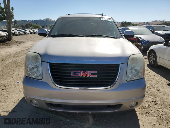 2007 GMC Yukon SLE z VIN 1GKFK13007J260249, wystawiony jako Copart lot #57646525 z przebiegiem 325 491 mil mil oraz Szkoda całkowita • Salvage title. Historia ofert i sprzedaży dostępna na DreamBid. Obrazek 5.