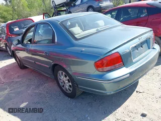 2005 Hyundai Sonata GLS with VIN KMHWF35H65A111352, listed as a IAAI auction lot 42006083 with 283,261 mi miles. Bid and sale history available at carsss.com. Image 3.