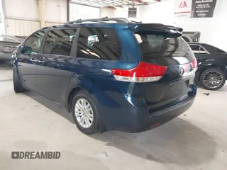 2011 Toyota Sienna XLE AAS z VIN 5TDYK3DC1BS130064, wystawiony jako IAAI lot #42600155 z przebiegiem 139 078 mil mil oraz . Historia ofert i sprzedaży dostępna na DreamBid. Obrazek 3.