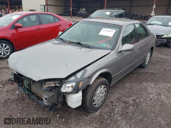 1998 Toyota Camry LE z VIN 4T1BG22KXWU202064, wystawiony jako IAAI lot #42294073 z przebiegiem 245 032 mil mil oraz . Historia ofert i sprzedaży dostępna na DreamBid. Obrazek 2.