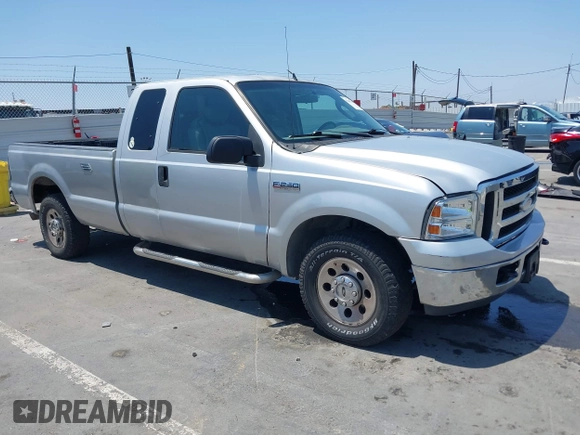2005 Ford F-250 XL z VIN 1FTSX20555EC81170, wystawiony jako IAAI lot #42603180 z przebiegiem 111 720 mil mil oraz . Historia ofert i sprzedaży dostępna na DreamBid. Obrazek 1.